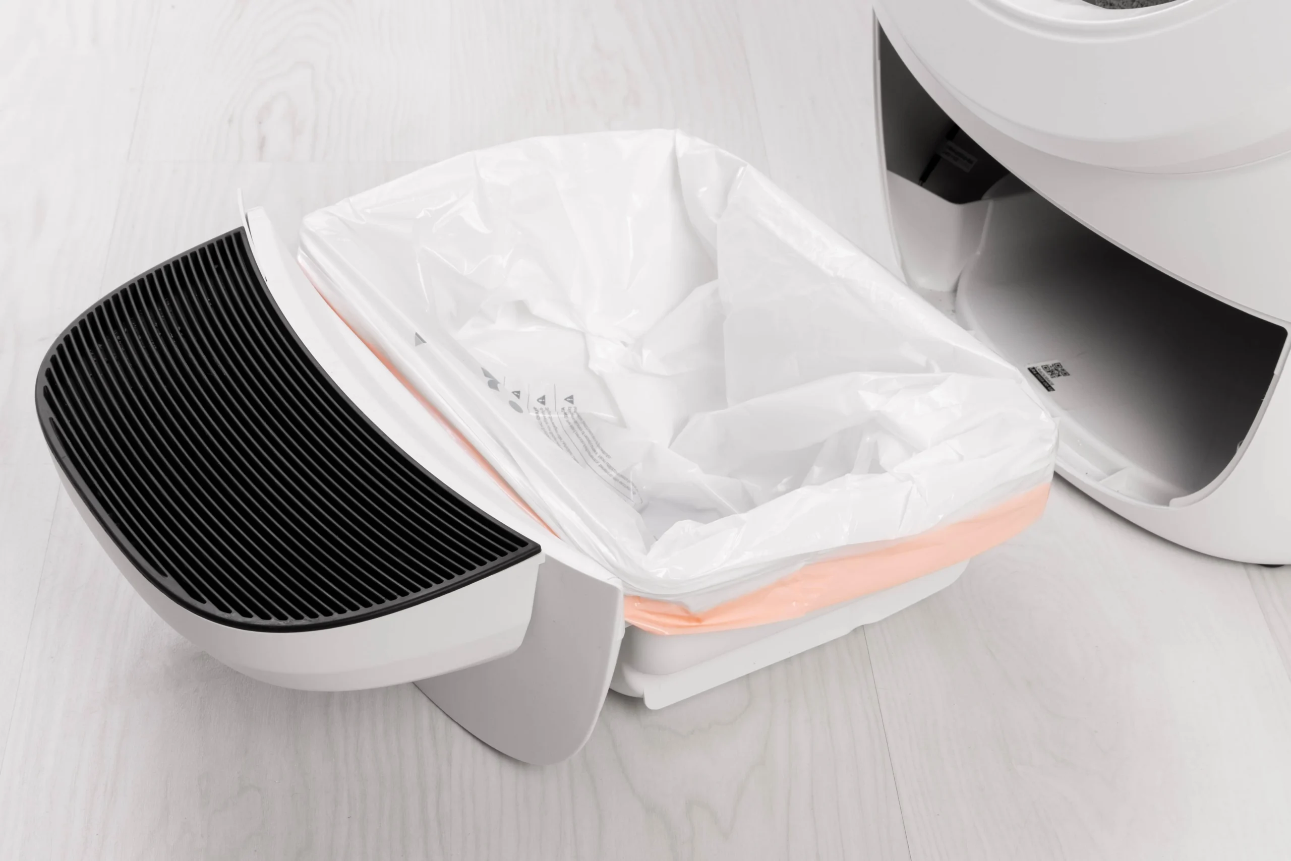 Litter-Robot 4 배변통에 투명 봉투를 평평하게 펼쳐 장착한 모습