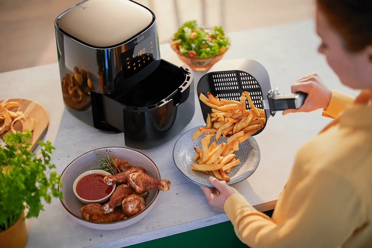 Philips HD9252/70의 분리한 바스켓과 팬