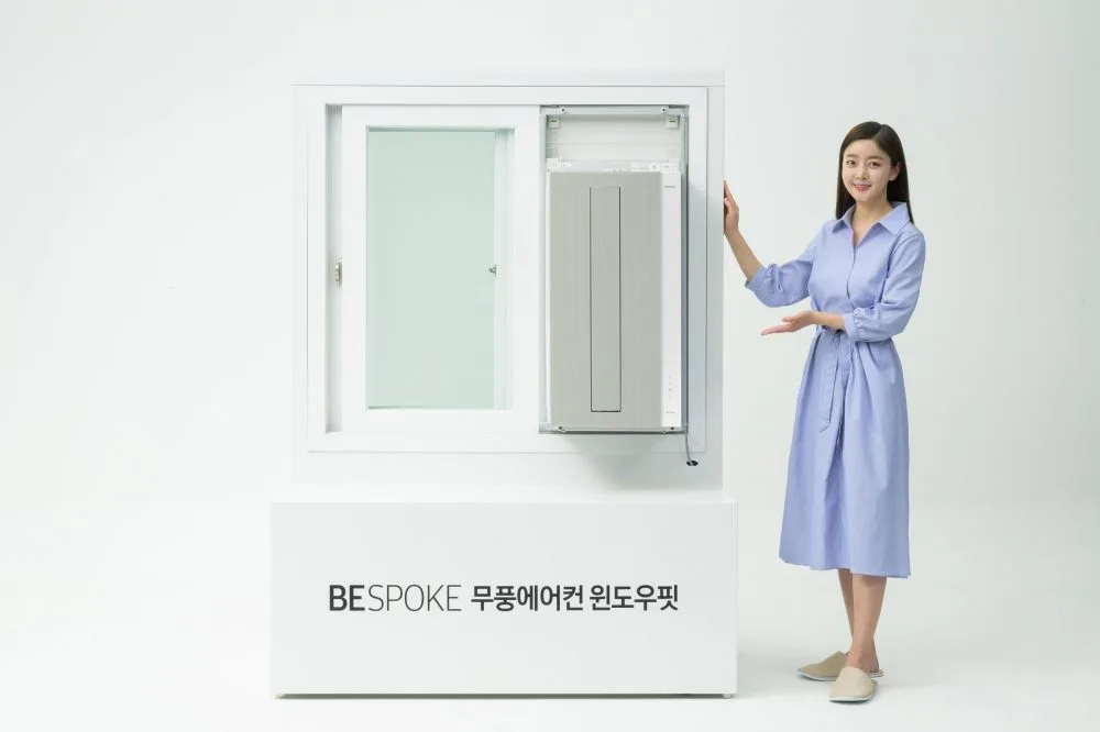 삼성 뉴스룸의 2023년형 윈도우핏을 창문에 장착한 전시 사진