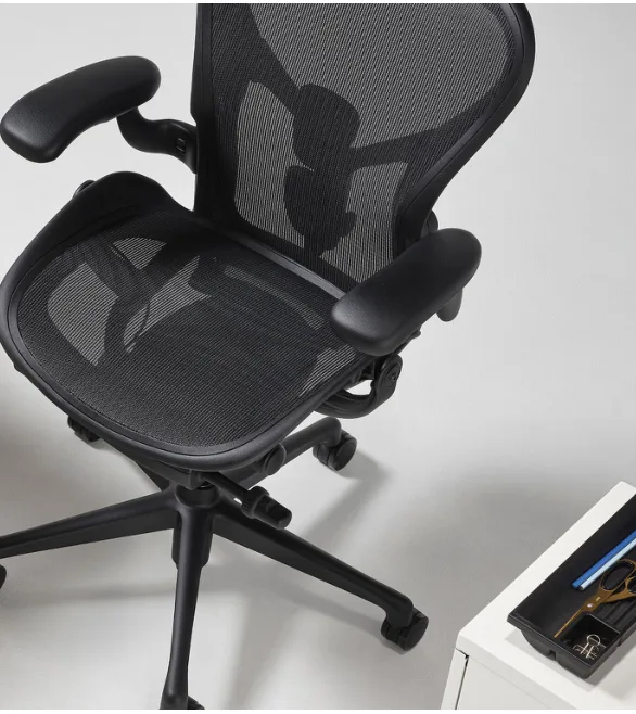 Herman Miller Aeron의 메쉬 격자와 개방된 하부가 보이는 상부 확대 사진