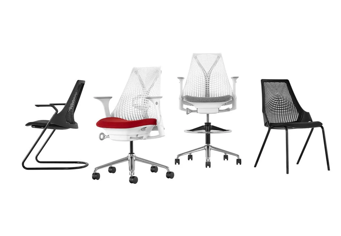 Herman Miller Sayl 제품군의 빨간색과 회색 패브릭 쿠션 좌판 사진