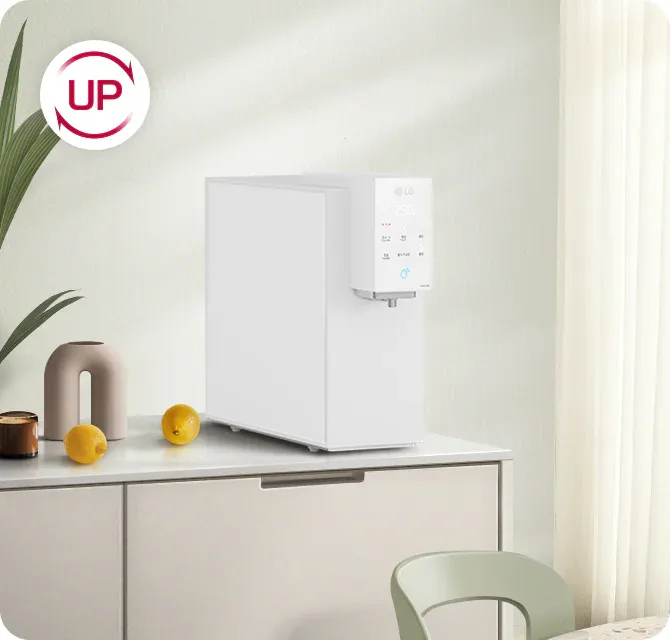주방에 설치된 LG WD523AWB 정수기와 전면 출수 조작부