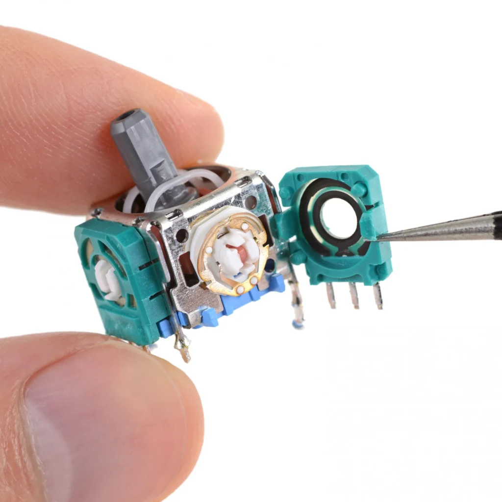 iFixit DualSense 분해 사진의 가변저항 트랙과 접점