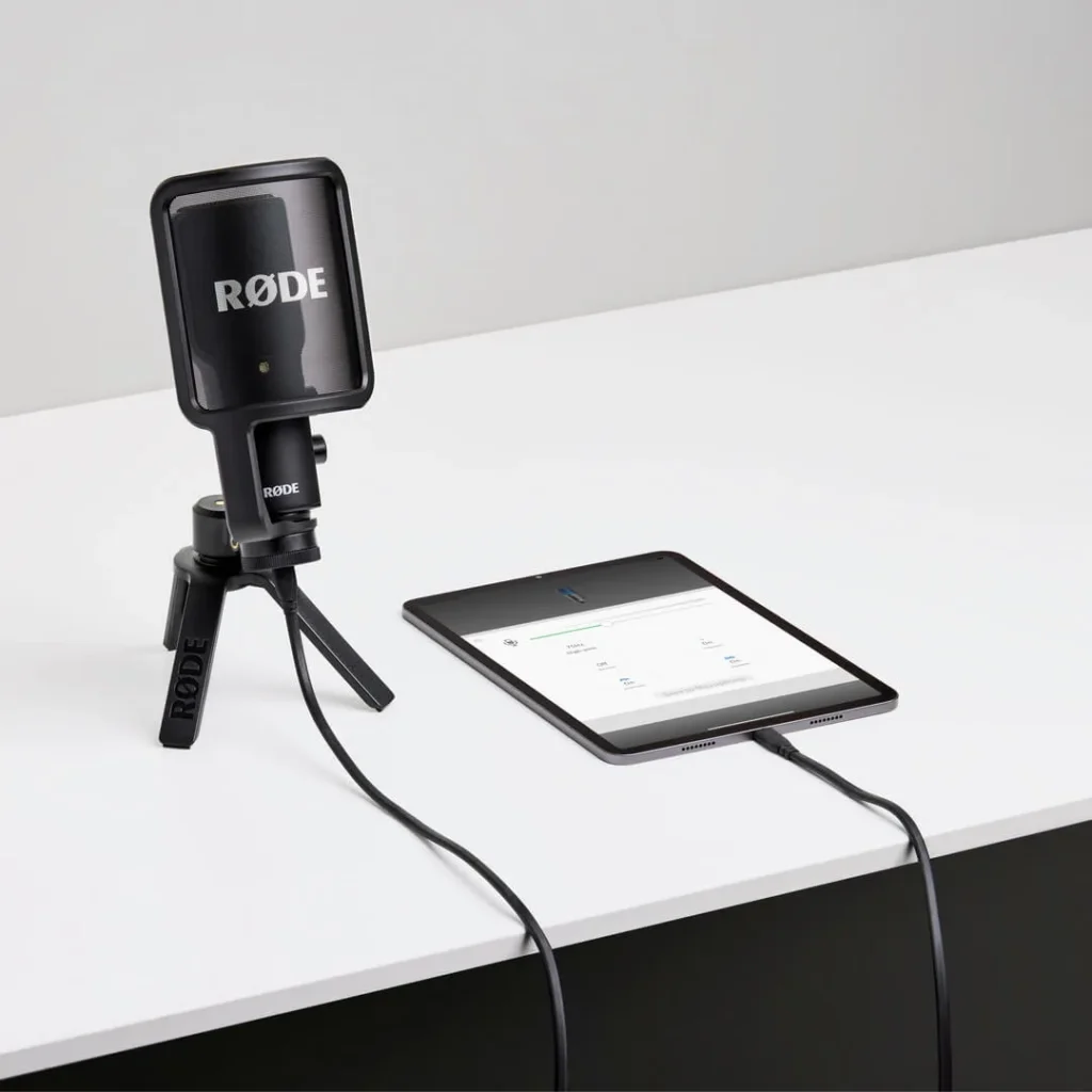 USB 케이블로 iPad와 연결된 RØDE NT-USB+ 마이크