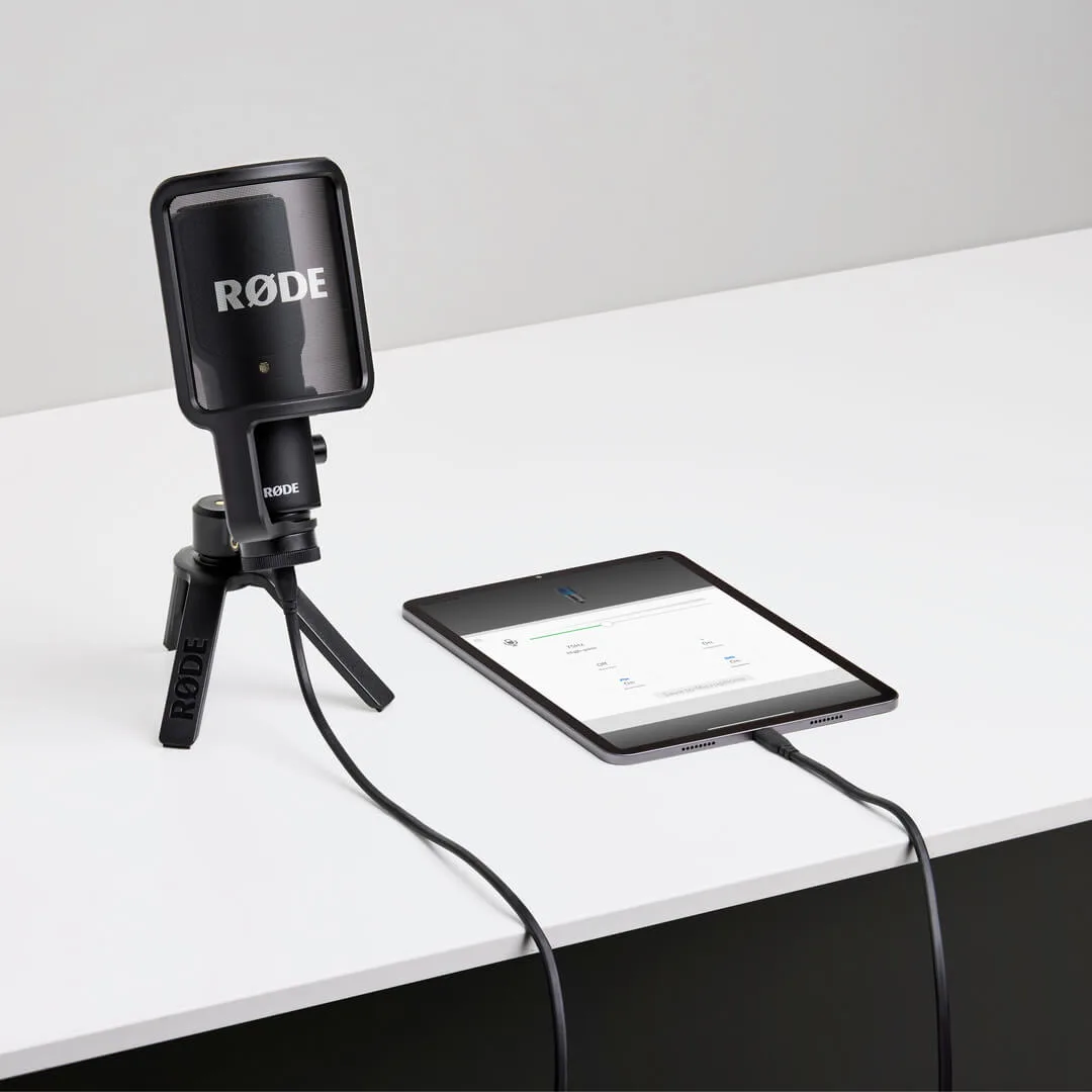 USB 케이블로 iPad와 연결된 RØDE NT-USB+ 마이크