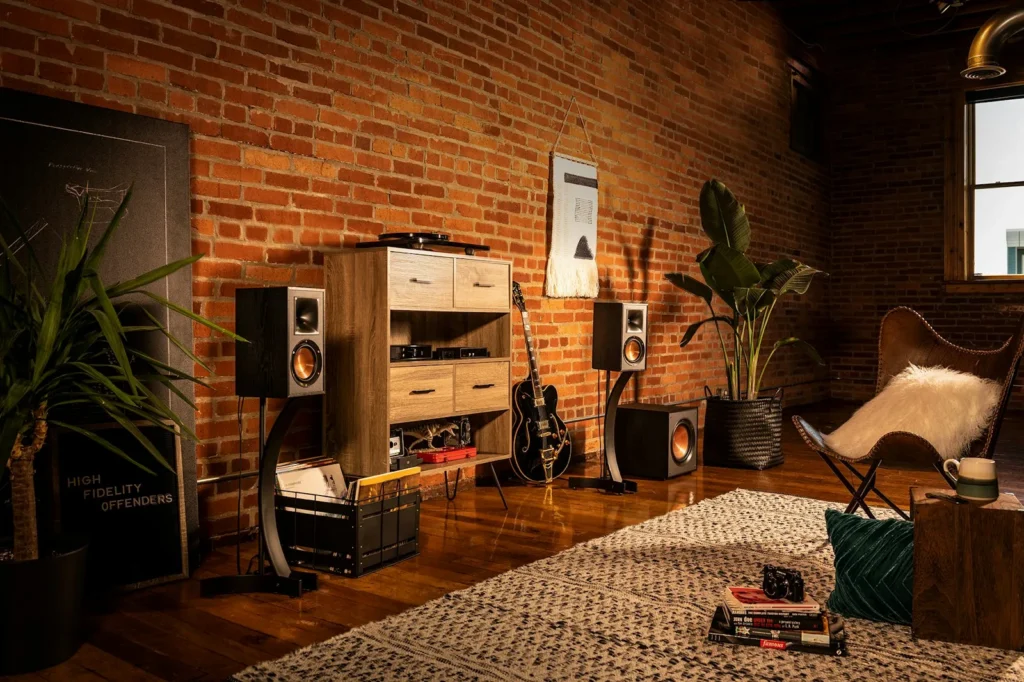 스탠드 위 좌우 Klipsch 북셀프 스피커의 실제 배치