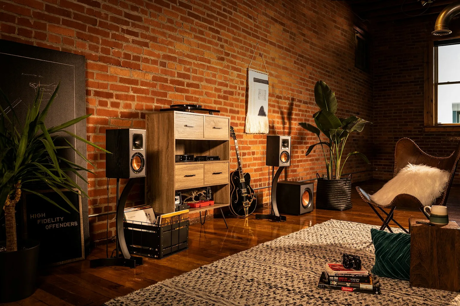 스탠드 위 좌우 Klipsch 북셀프 스피커의 실제 배치