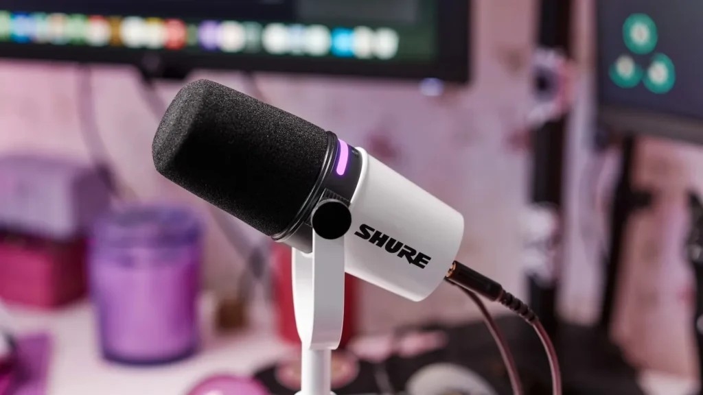 Shure MV7+ 화이트 마이크가 스탠드에 고정된 모습