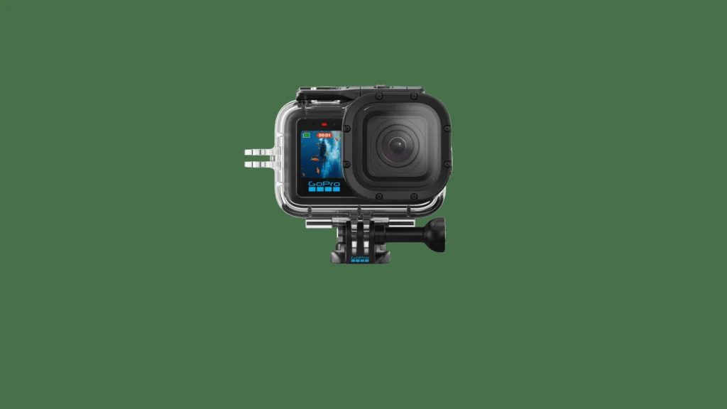 GoPro MISSION 1 방수하우징에 카메라를 장착한 모습