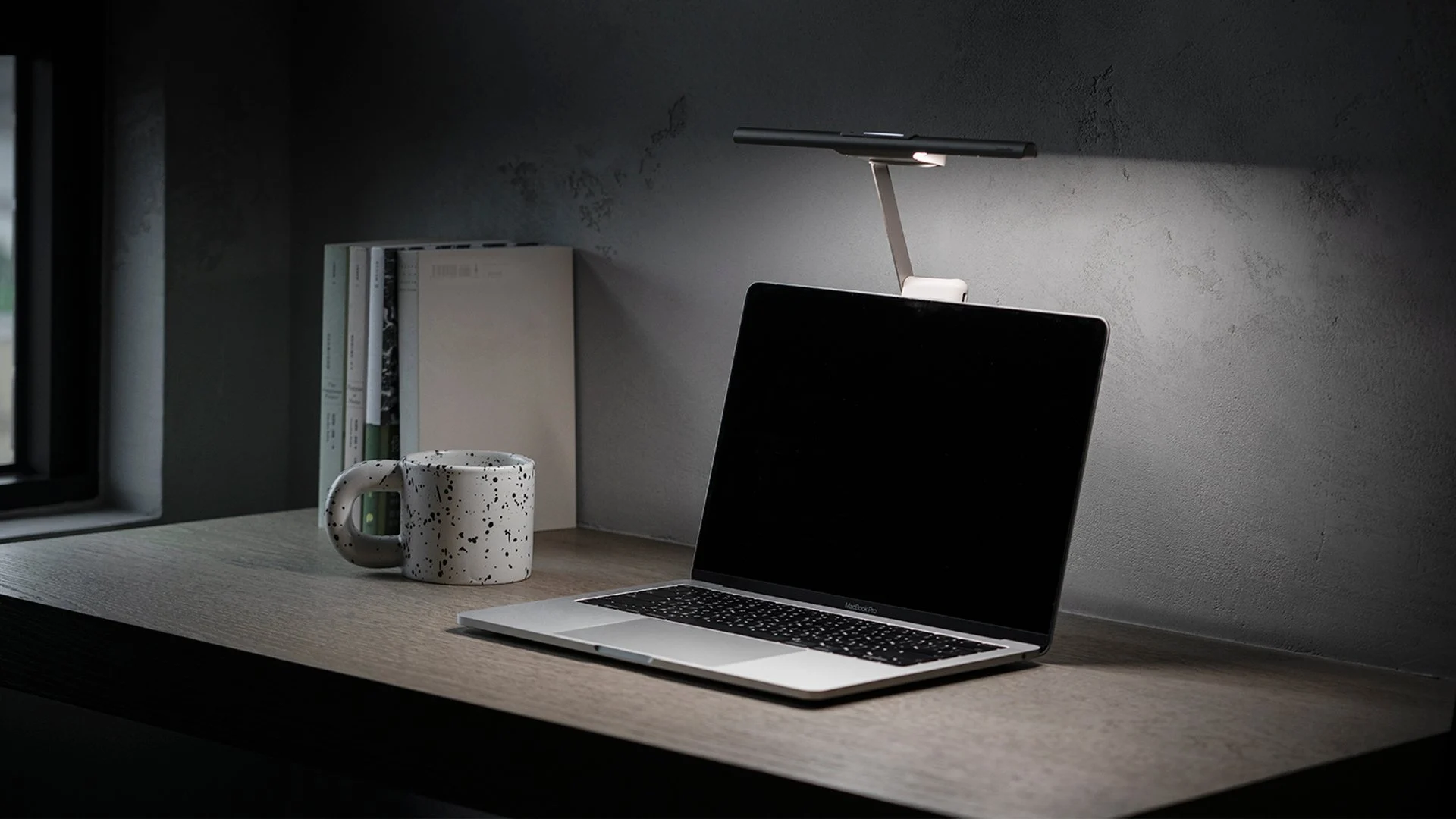 책상 위 노트북 뒤에 부착되어 펼쳐진 BenQ LaptopBar
