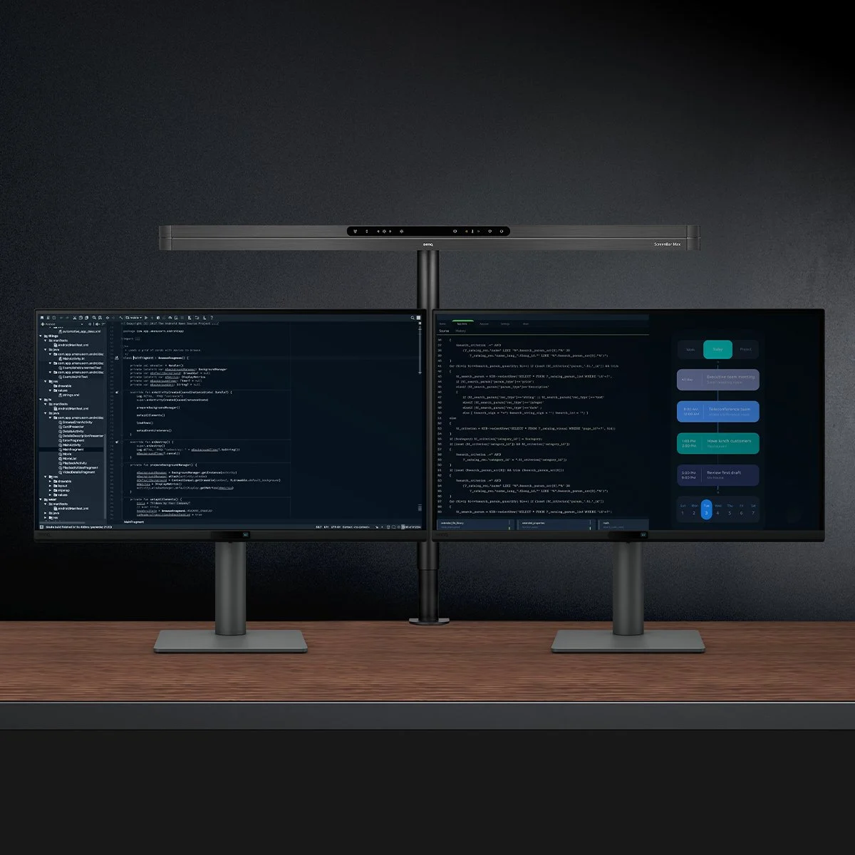 가로로 나란히 놓인 두 모니터 사이에 설치된 BenQ ScreenBar Max
