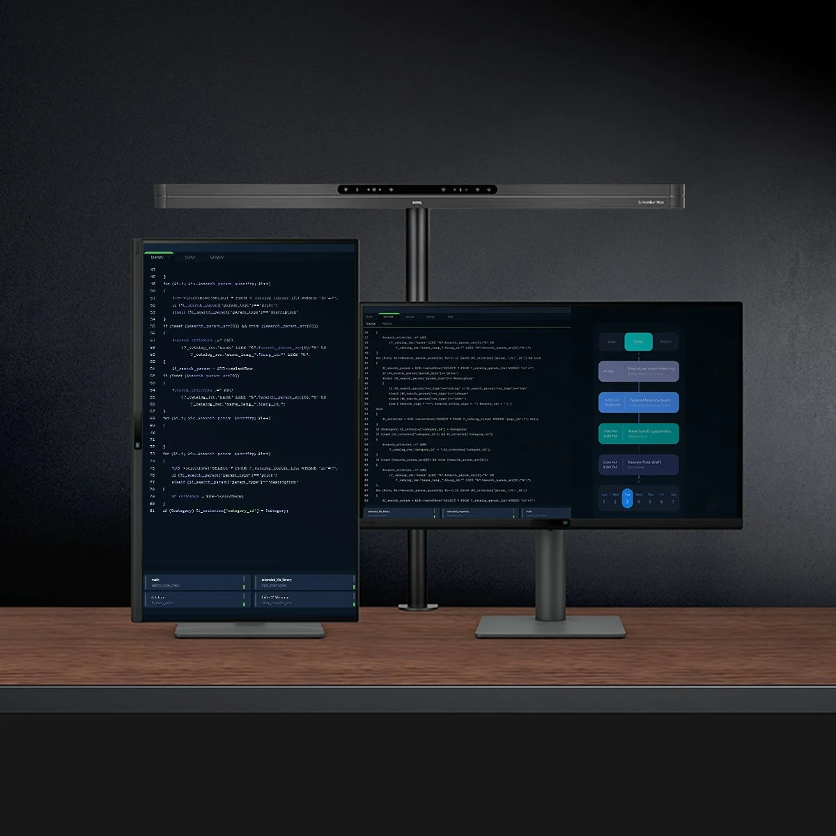 세로 모니터와 가로 모니터 위에 놓인 BenQ ScreenBar Max