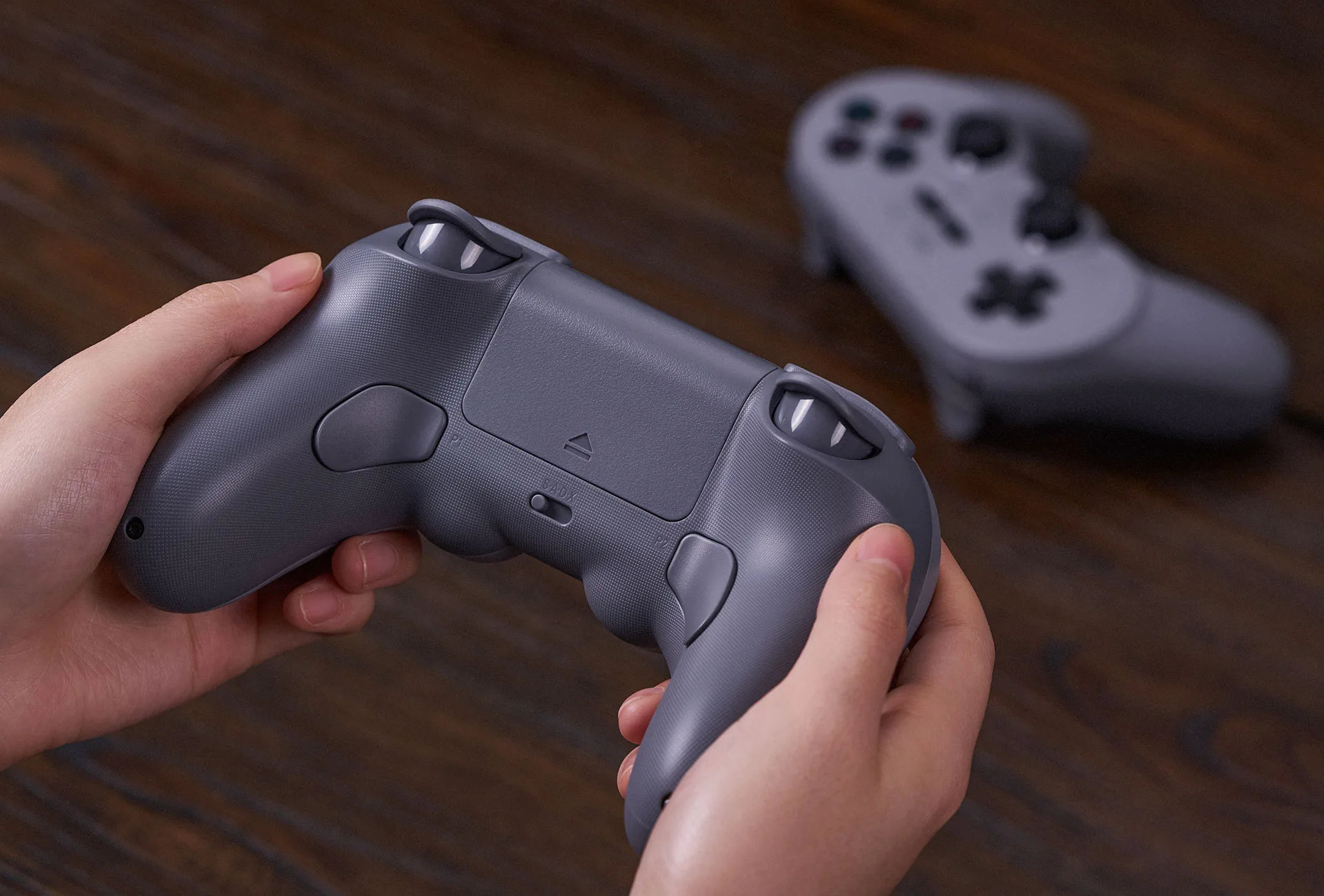 8BitDo Pro 2 후면의 S·A·D·X 연결 모드 스위치
