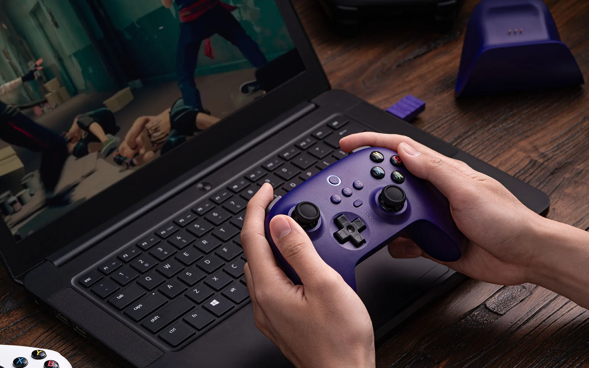 8BitDo Ultimate 2.4G 컨트롤러의 전면 버튼과 스틱